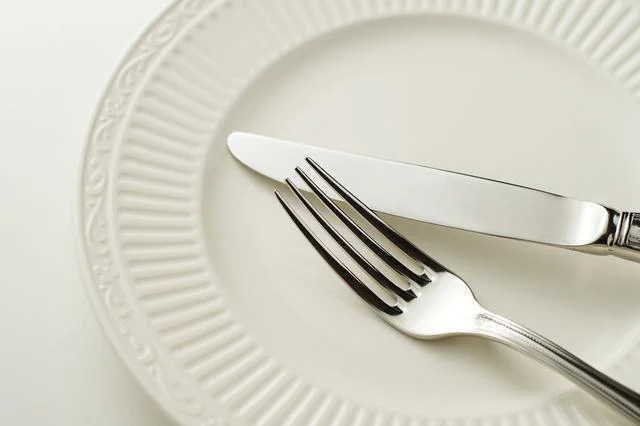 先端を人に向けないで！ ナイフやフォークを人に向けるのは厳禁