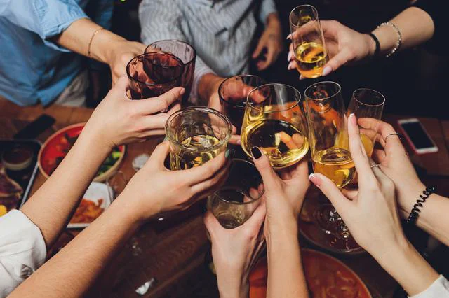 乾杯で「チーン」はやらない！ 場所によってはNGの、グラスを合わせる 