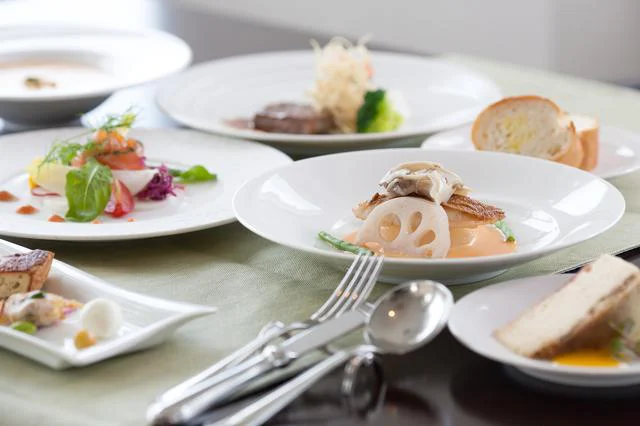 コース料理で提供されるパン、食べるタイミングはいつが正解？