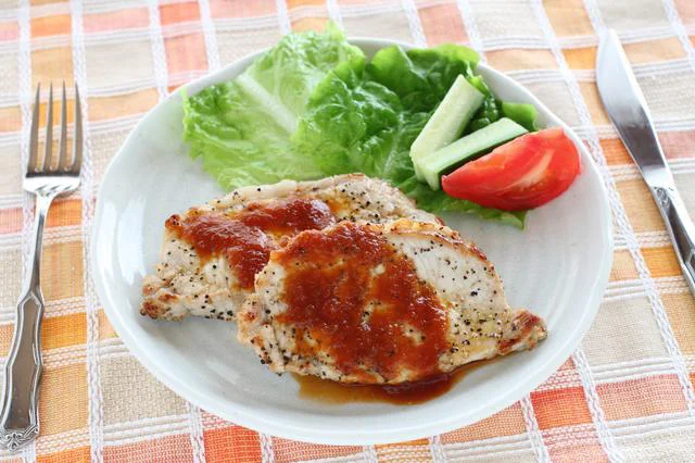 ナイフとフォーク、食べている途中は「ハ」、食べ終わったら「ニ」に！