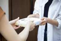 他人行儀に聞こえるかも？ 「つまらないものですが」は相手次第