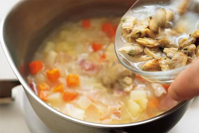 あさりの水煮は汁ごと加えることで、だし代わりに