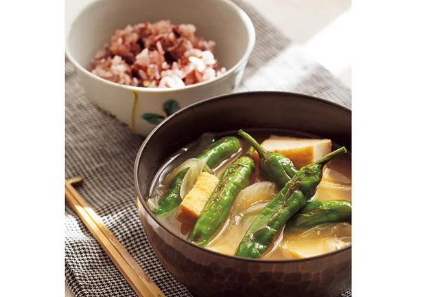 ご飯が進む味わい。じんわりおいしい「焼きししとうと厚揚げのみそ汁」
