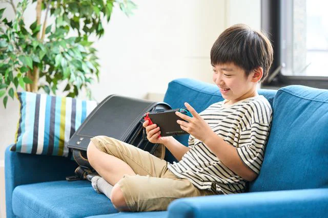 ゲームや漫画に没頭する小４息子。「やめよう」と言ってもやめられません【小川先生の子育てよろず相談室】