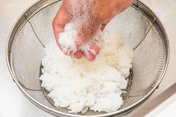 ご飯を洗って粘り気を取る