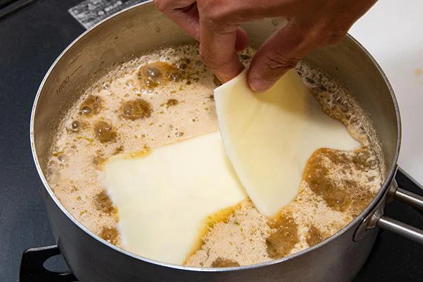 溶けるチーズを入れる