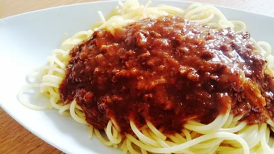 目でも確認できる濃厚さ。しっかりしたひき肉が、存在感バッチリ