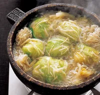 【白菜使いきりレシピ】うまみたっぷりで体が温まる！低カロリーなのに食べごたえ十分な「白菜団子の中華鍋」