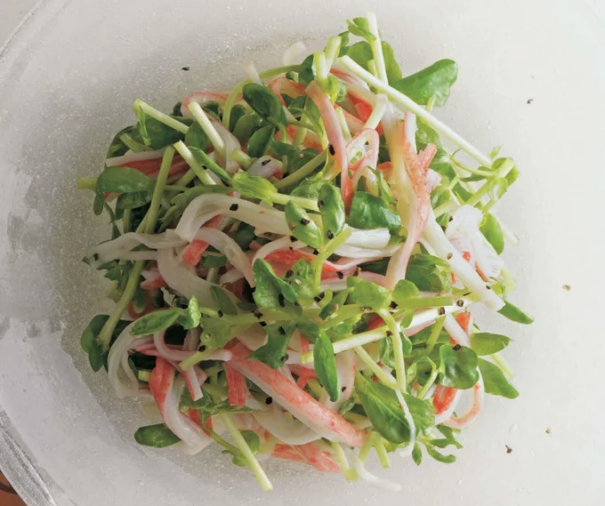 サッとほぐしてあえるだけだから簡単!「かにかまと豆苗のサラダ」