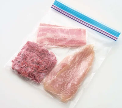 ハンパ肉が複数あるときはまとめて保存袋へ。