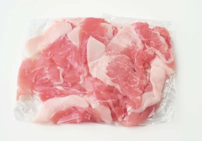 豚こまは、1枚ずつ広げて薄く平らにし、ラップで二重に包んで冷凍。