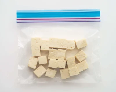 豆腐は1cm角に切り、保存袋に入れて冷凍する。