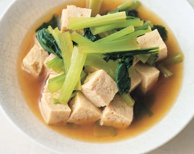 豆腐を凍ったまま加えてさっと煮れば、高野豆腐のような食感が楽しめる「煮浸し」に。