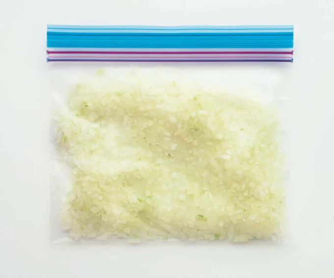 玉ねぎはみじん切りや薄切りにして、保存袋に薄く平らにして入れて冷凍。