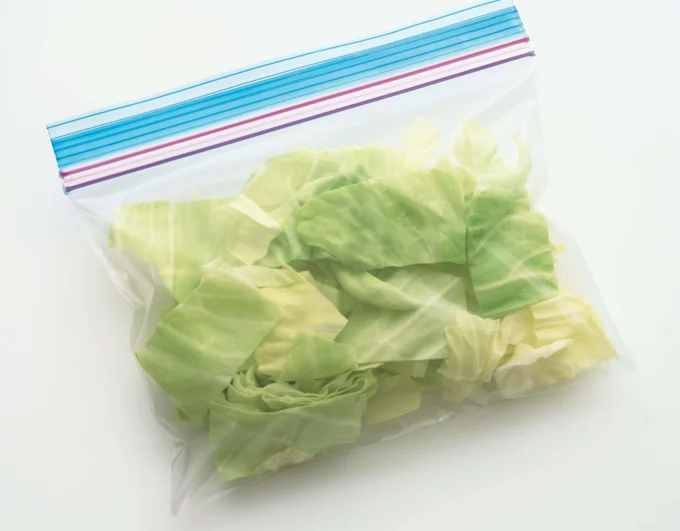 白菜やキャベツはざく切りにして、保存袋に入れて冷凍。