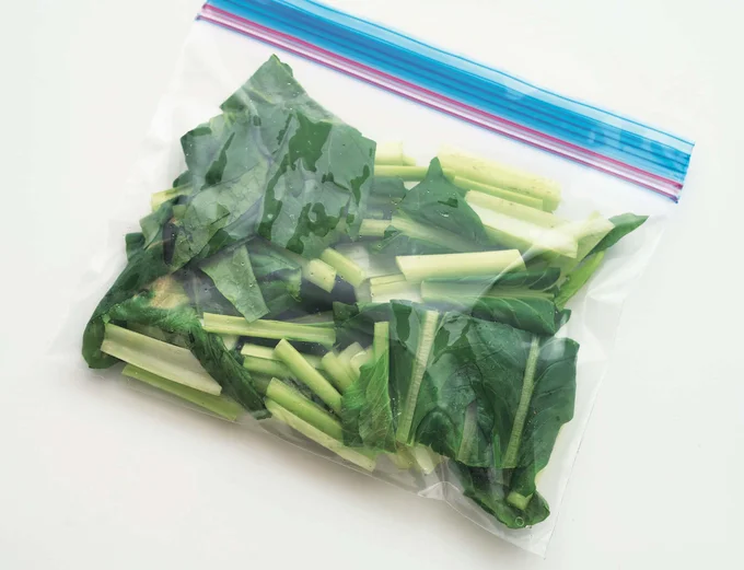 小松菜やほうれん草は、ざく切りにして、保存袋に入れて冷凍。使うとき、ほうれん草はアクがあるので、少量使いが◎。