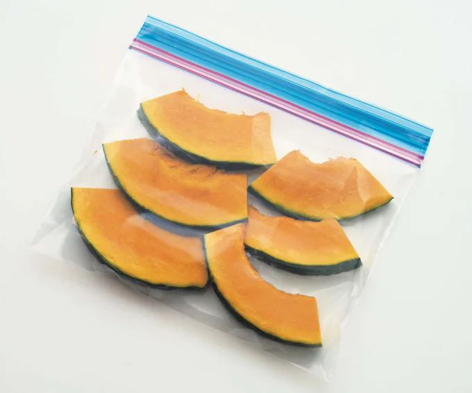 かぼちゃは1cm幅の一口大に切り、保存袋に入れて冷凍。