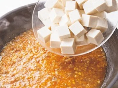 うまみスープで煮る豆腐は、煮詰めて片栗粉で水分を閉じ込めるので、水きり不要 
