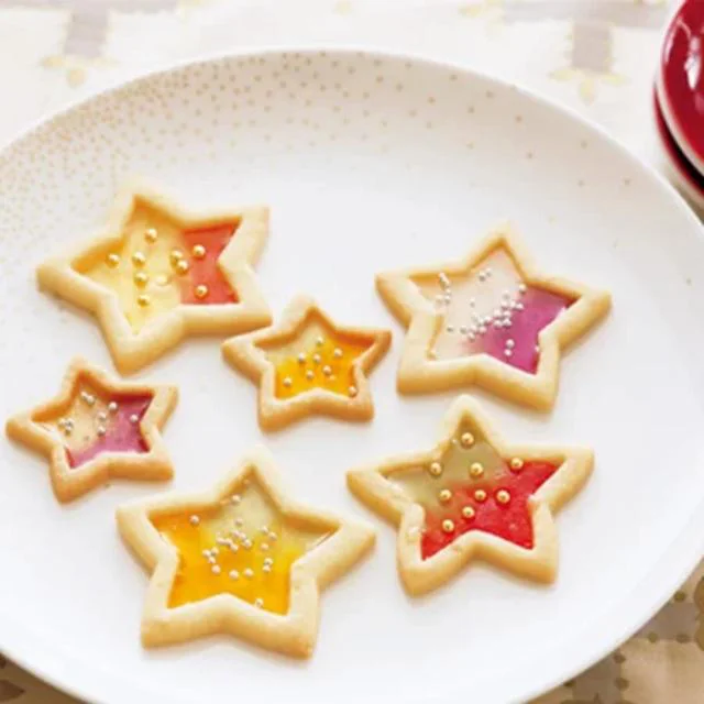 「キラキラ星のステンドグラスクッキー」／クリスマススイーツのレシピ（24/26）