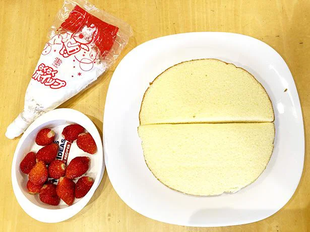 「これをこうして…」イチゴスペシャルの断面をくっつけて円形にします。これだけでケーキのスポンジ台が完成!