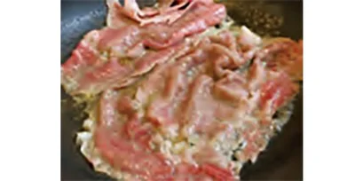 大きかった泡が消えるように細かくなった瞬間を見計らってフライパンにお肉を広げる