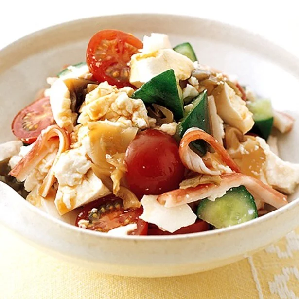 暑い時期にもつるんと食べられる！ 野菜もりだくさんのヘルシー豆腐サラダ5選
