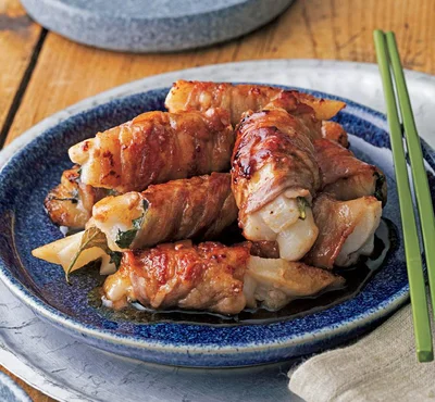 えっ、おもちがメインディッシュに⁉︎ 豚肉でパンチを効かせた「もちと長いもの甘辛巻き」