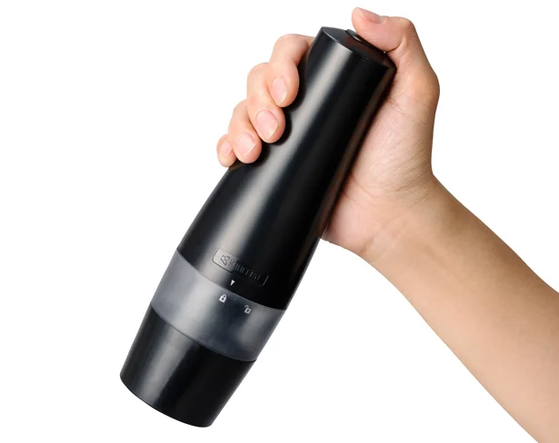 挽きたてスパイスが片手でできちゃう。結晶塩もOKな｢セラミック電動ミル｣