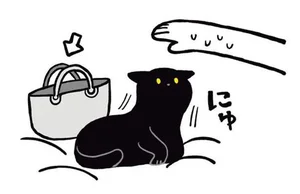 カバンを取る手ににゅうーんと頭を寄せて。飼い猫のかわいい勘違い／黒猫ろんと暮らしたら（15）