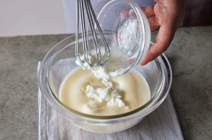 市販のバニラアイスをレンチンで溶かし、その他の材料を加えてクリームを作る