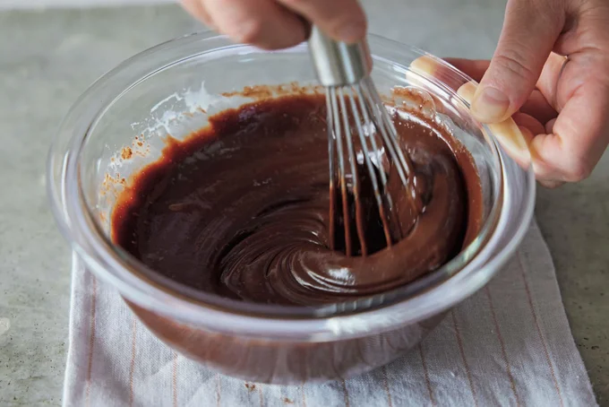 板チョコをレンチンして溶かし、その他の材料を加えて生地を作る