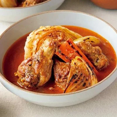 後がけのにんにくバターが絶妙！  野菜の甘みも際立つ「手羽元と野菜のスープカレー」
