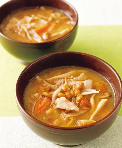 もはや汁物ではなくおかず！納豆や根菜、きのこたっぷりな「おかず豚汁」2選