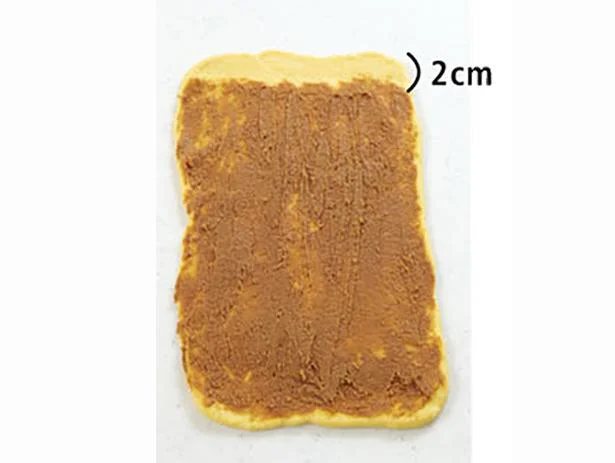巻き終わり分2cmは残して、シナモンバターを均一にぬり広げる
