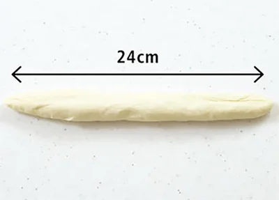 両手で転がし、24cmくらいのひも状にする