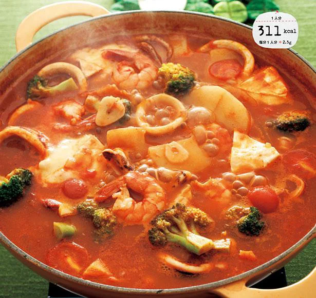魚介+トマトのうまみにチーズでコクをプラス。「魚介のトマトチーズ鍋」／太らない鍋（9）