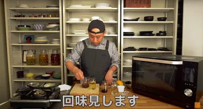 お酢を大さじ1加えたら、味見をする