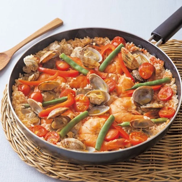 フライパン1つでおもてなし料理が作れる！ だしがしみたご飯が絶品のパエリャ5選
