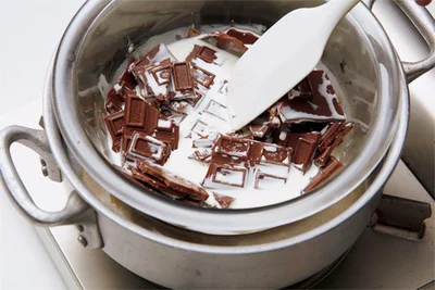 チョコをゴムベラで手早く混ぜ、溶かす