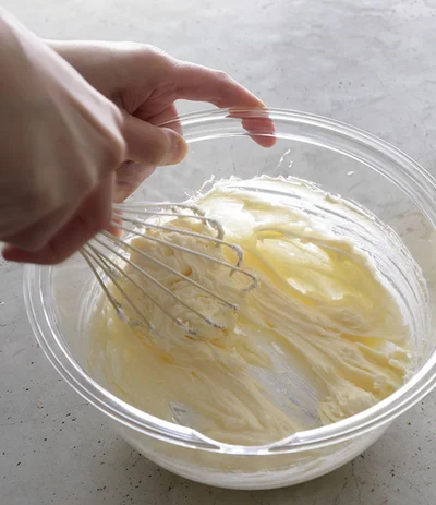 バターとクリームチーズを混ぜてなめらかにし、砂糖を加えてすり混ぜる