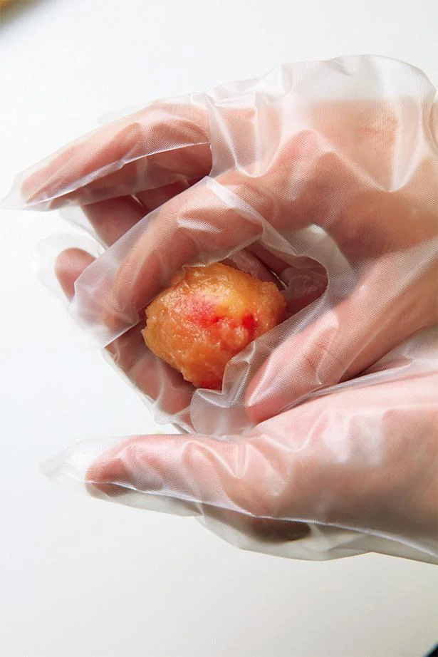 いちごを白あんで包むときは、あんこが片寄らないように注意