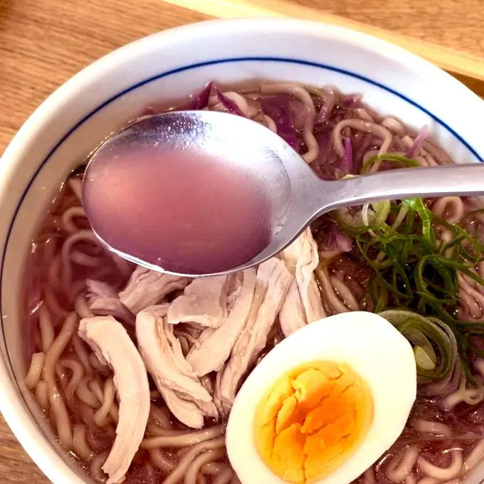 きれいな桃色のスープ