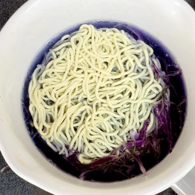 紫キャベツを煮てから麺を投入