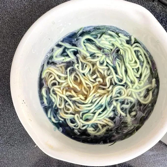麺を煮た後は添付のスープで調味
