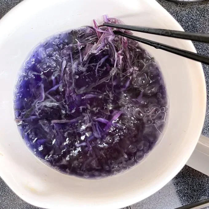 沸騰したお湯に紫キャベツを入れると…鮮やかな紫色に！