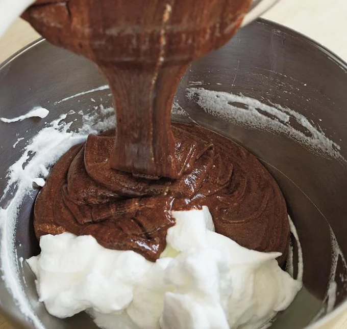 チョコレート生地とメレンゲ半量を合わせる