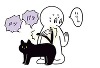 お尻を叩いてあげたお礼？飼い主の背中を尻尾でぺしぺしする猫／黒猫ろんと暮らしたら2（8）