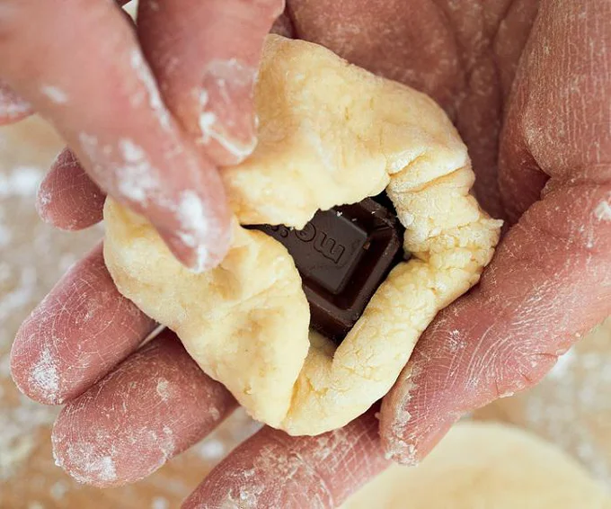 チョコを生地で包む