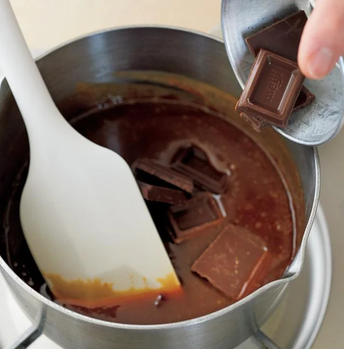 チョコレートを溶かす