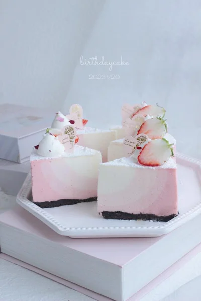 「グラデーションの苺のレアチーズケーキ」